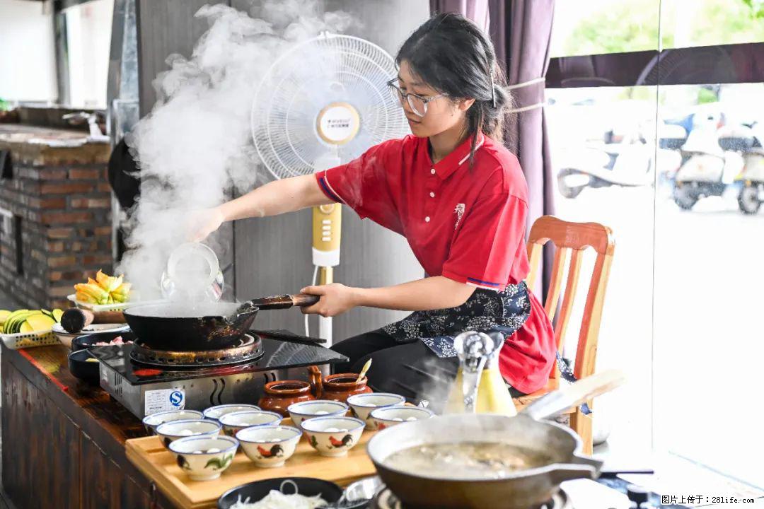 全网追的“扁担女孩”,找了一份暑假工,时薪12元 - 河源生活资讯 - 河源28生活网 heyuan.28life.com